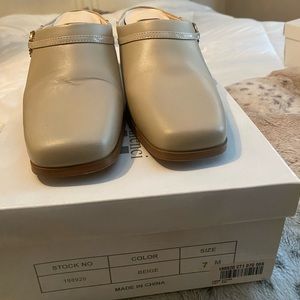 Closed Mule with little wedge